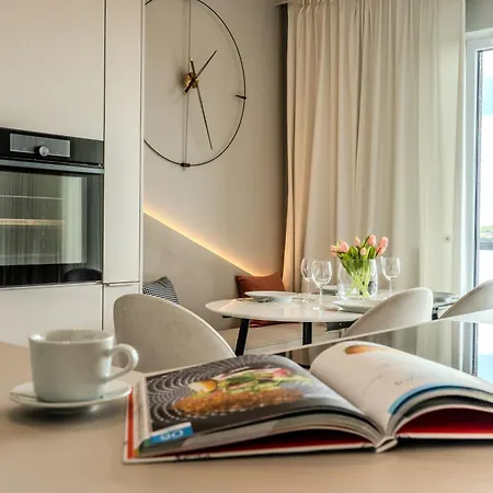 Apartment Urban Global - 13th Floor No 24 - Air Condition - Balcony - Free Garage - Luxury Katowice
